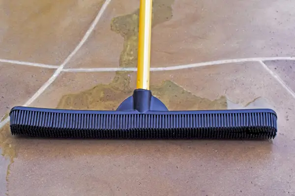 FURemover extra-wide rubber broom head